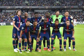 熊猫体育-巴黎圣日耳曼训练开放日，关键时刻迎来里程碑引欢呼，德甲在即，团队化学反应显著